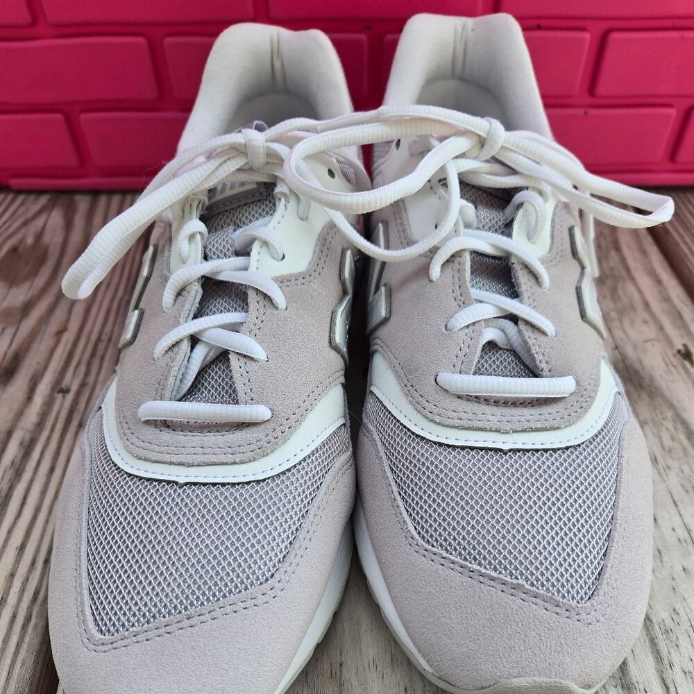 NEW!  Size 11 - New Balance 997H Beige Grey White Tennis Shoes